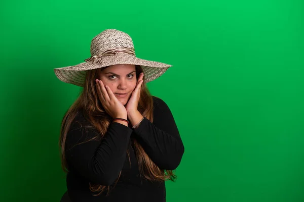 戴着夏帽的年轻女子 绿色背景很容易转变为任何颜色 — 图库照片