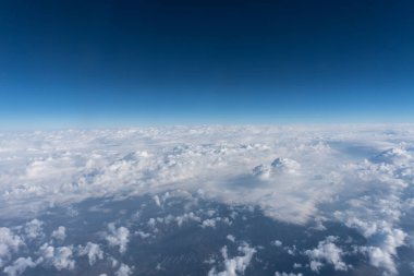 35.000 feet yükseklikteki bir uçak penceresinden bak.