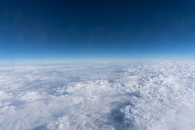 35.000 feet yükseklikteki bir uçak penceresinden bak.