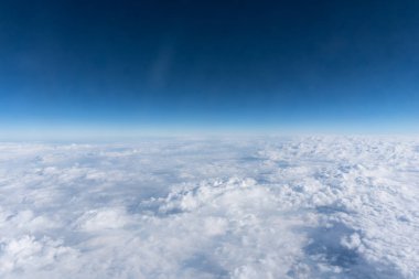 35.000 feet yükseklikteki bir uçak penceresinden bak.