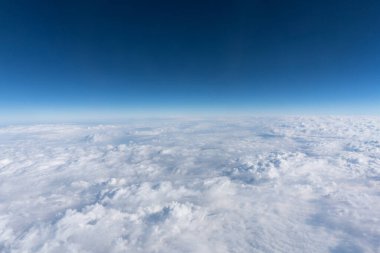 35.000 feet yükseklikteki bir uçak penceresinden bak.