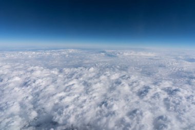 35.000 feet yükseklikteki bir uçak penceresinden bak.