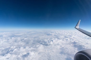 35.000 feet yükseklikteki bir uçak penceresinden bak.