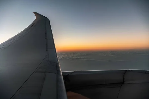 在35000英尺高空通过飞机窗户拍摄的罕见照片 — 图库照片