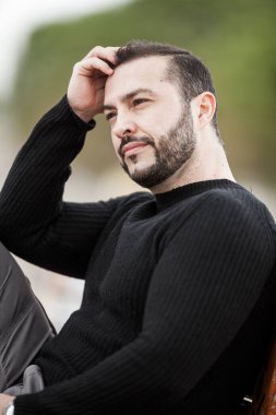 Doğal görünüşlü, açık havada poz veren, günlük kıyafetler giyen, montaj yapmayan biri.