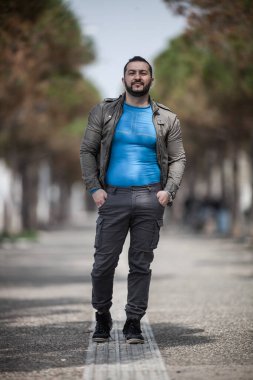 Doğal görünüşlü, açık havada poz veren, günlük kıyafetler giyen, montaj yapmayan biri.