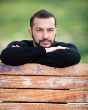 Doğal görünüşlü, açık havada poz veren, günlük kıyafetler giyen, montaj yapmayan biri.