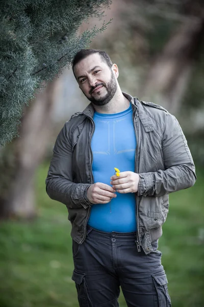 Natural looking guy posing outdoors, wearing casual clothes, no post edit