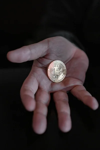 Handhållning Och Visning Ett Gyllene Bitcoin Ett Begrepp För Crypto — Stockfoto