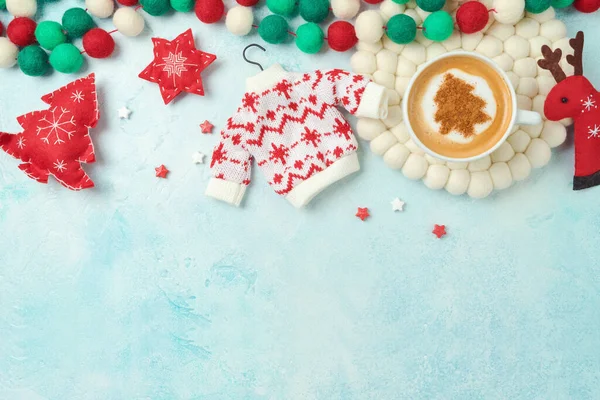 メリークリスマスの背景 コーヒーカップと流行の北欧の装飾品 冬のシーズンのための居心地の良い組成 トップビュー フラットレイアウト — ストック写真