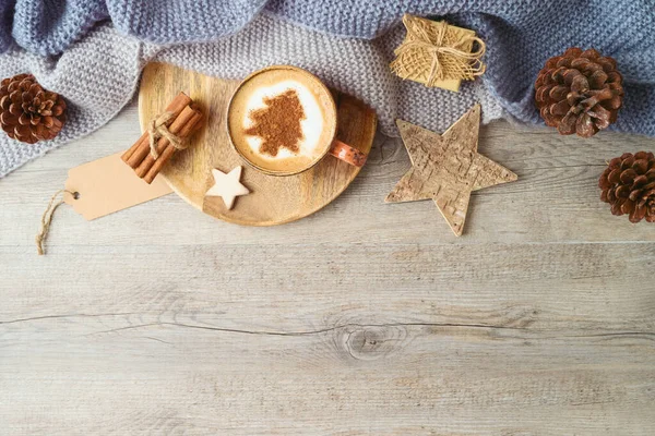 Koncepcja Świąt Bożego Narodzenia Filiżanką Kawy Dekoracje Drewnianym Tle Hygge — Zdjęcie stockowe