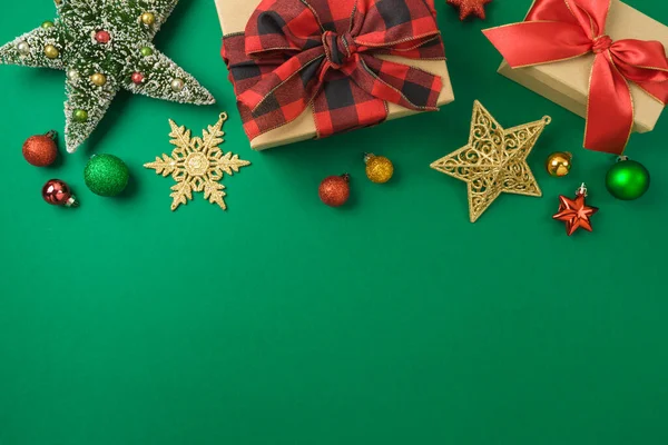 ギフトボックス 緑の背景に装飾や装飾が施されたメリークリスマスとハッピーニューイヤーのコンセプト トップビュー フラットレイアウト — ストック写真