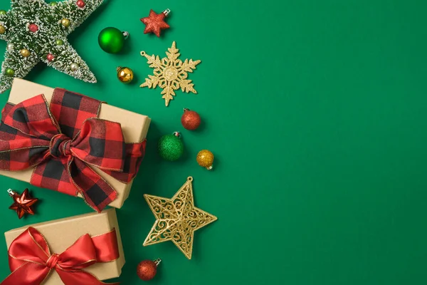 圣诞快乐和新年快乐的概念与礼品盒 装饰和绿色背景的装饰 — 图库照片