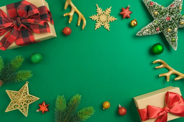 圣诞和新年的边框设计 配有礼品盒和绿色背景的装饰 — 图库照片