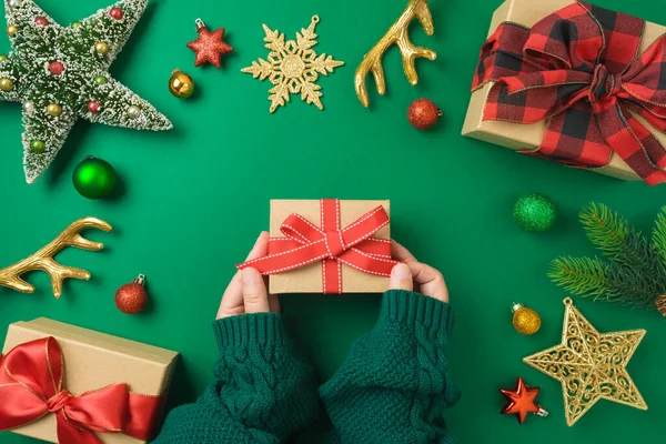 Καλά Χριστούγεννα Έννοια Κουτί Δώρου Γυναικεία Χέρια Και Διακοσμήσεις Πράσινο — Φωτογραφία Αρχείου