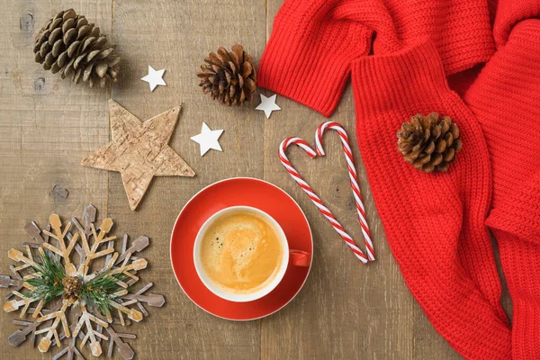 Feliz Concepto Navidad Taza Café Suéter Caliente Decoraciones Sobre Fondo — Foto de Stock