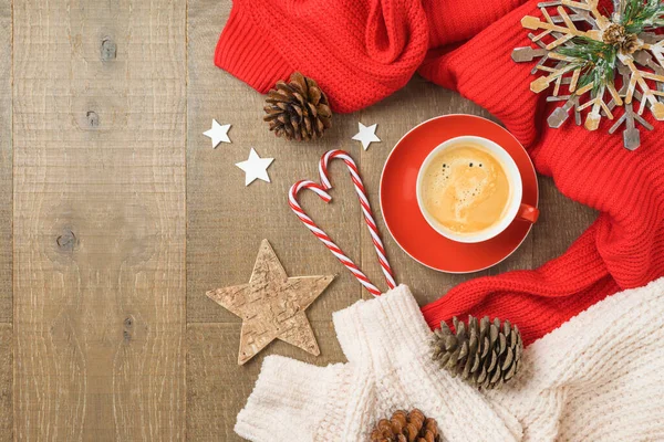红色咖啡杯 温暖的毛衣和木制背景的装饰 寒假和圣诞节的概念 — 图库照片
