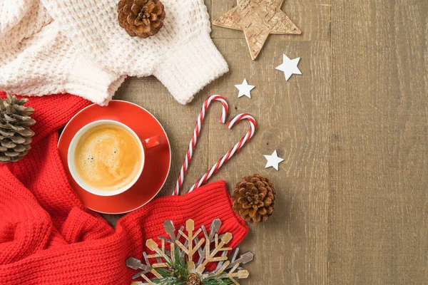 圣诞节假期的作文是平铺的 咖啡杯 温暖的毛衣和木制背景的装饰品 顶部视图 — 图库照片
