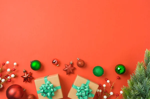 Vánoční Novoroční Přání Dárkovou Krabičkou Ozdobou Dekoracemi Červeném Pozadí Pohled — Stock fotografie