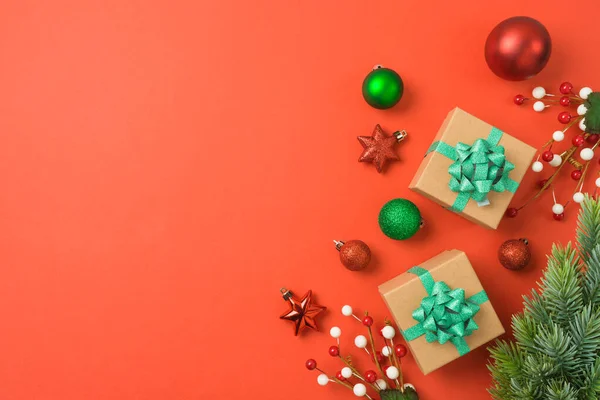 Karácsonyi Újévi Üdvözlőlap Ajándék Doboz Díszek Dekorációk Piros Háttér Felülnézet — Stock Fotó