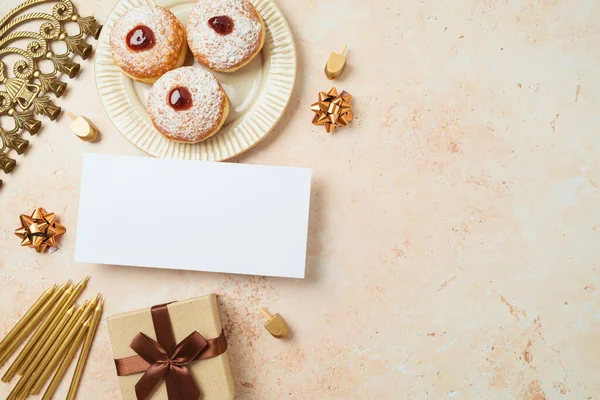 Tarjeta Felicitación Burlan Hanukkah Vacaciones Donuts Tradicionales Menorah Caja Regalo —  Fotos de Stock