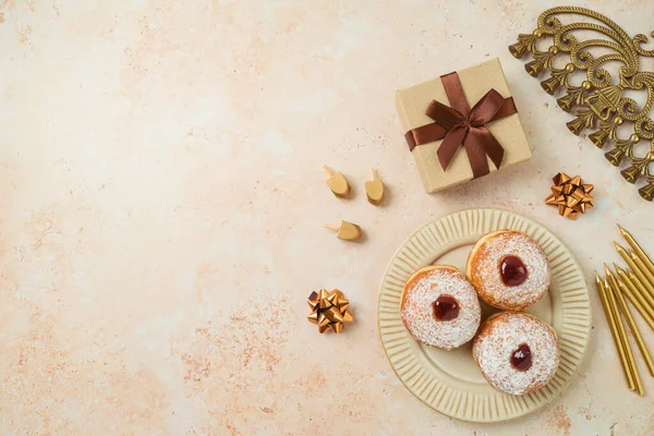 Jüdischer Feiertag Chanukka Konzept Mit Traditionellen Donuts Menora Und Geschenkschachtel — Stockfoto