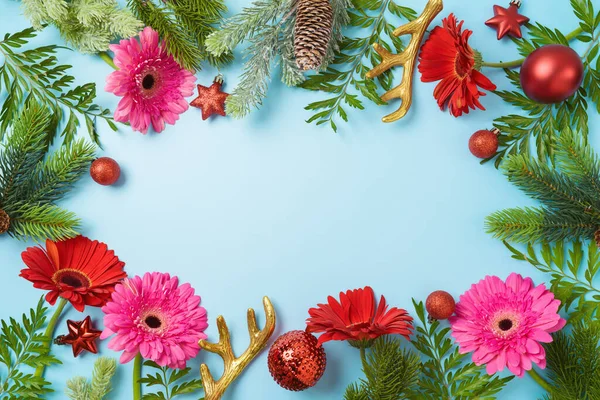 Vacanze Natale Sfondo Creativo Con Fiori Foglie Verdi Decorazioni Cornice — Foto Stock