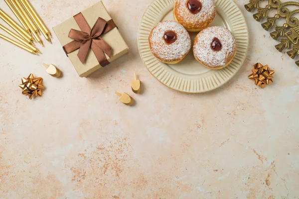 犹太节日光明节的概念与传统的甜甜圈 薄荷糖和礼品盒的石头背景 — 图库照片