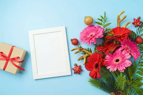 Natal Férias Fundo Criativo Com Flores Folhas Verdes Moldura Caixa — Fotografia de Stock