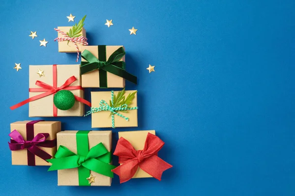 Vánoční Dárkové Krabice Barevnými Stuhami Modrém Pozadí Tvaru Vánočního Stromečku — Stock fotografie
