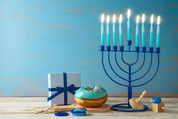 Εβραϊκή Γιορτή Hanukkah Έννοια Μενόρα Παραδοσιακά Ντόνατς Και Κουτί Δώρου — Φωτογραφία Αρχείου
