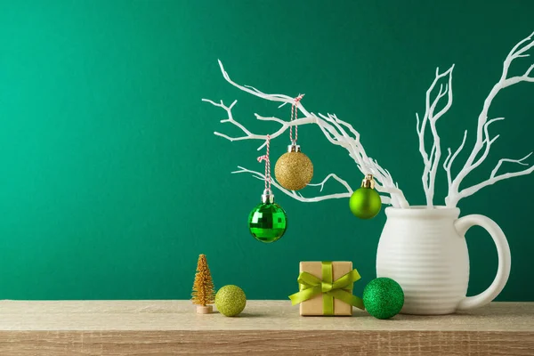 Hyvää Joulua Onnittelukortti Luova Koristelu Lahjapakkaukset Puinen Hylly Vihreällä Taustalla — kuvapankkivalokuva