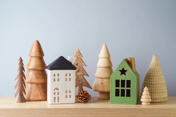 Σύγχρονη Βιώσιμη Χριστουγεννιάτικη Διακόσμηση Έννοια Ξύλινα Χριστουγεννιάτικα Δέντρα Και Σπίτια — Φωτογραφία Αρχείου