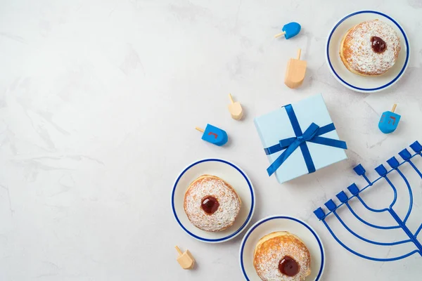 Hintergrund Mit Traditionellen Donuts Menora Und Geschenkbox Chanukka Feiertag Draufsicht — Stockfoto