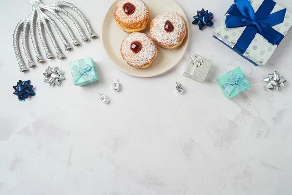 Fundo Férias Hanukkah Com Donuts Tradicionais Menorah Caixa Presente Vista — Fotografia de Stock