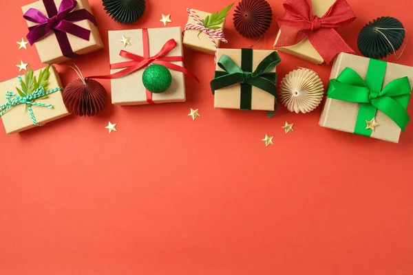 赤い背景にカラフルなリボン付きのクリスマスギフトボックス 休日の包装と包装の概念 — ストック写真
