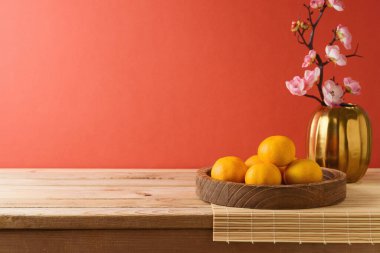 Çin Yeni Yıl kutlamaları, masada portakal meyvesi ve çiçek süslemeleri. Tasarım ve ürün gösterimi için iç modelleme.