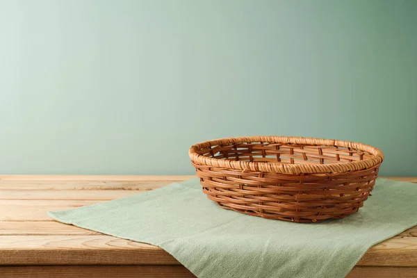 木制桌子上的空柳条筐 桌布盖在现代背景上 厨房内部模拟设计和产品展示 — 图库照片