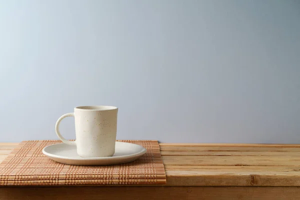 Kahve Fincanı Arka Plandaki Ahşap Masada Mutfak Tasarım Ürün Gösterimi — Stok fotoğraf