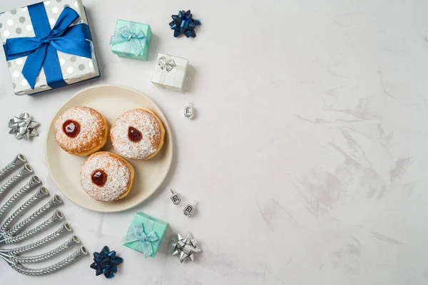 Hanukkah Vakantie Concept Met Traditionele Zoete Donuts Menorah Geschenkdoos Stenen — Stockfoto