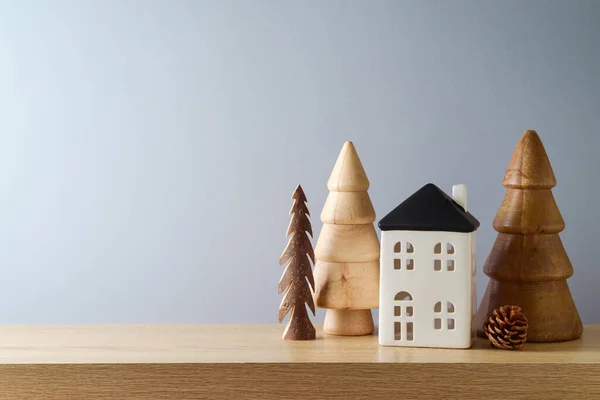 Modern Duurzaam Kerstdecoratie Concept Houten Kerstbomen Huiscompositie Tafel Grijze Muurachtergrond — Stockfoto