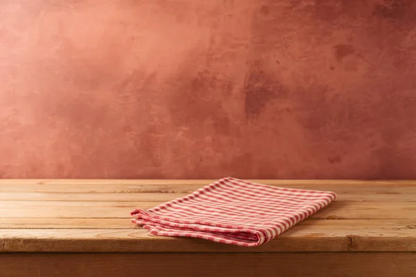 Červená Zkontroloval Ubrus Dřevěném Stole Přes Rustikální Stěny Pozadí Kuchyně — Stock fotografie