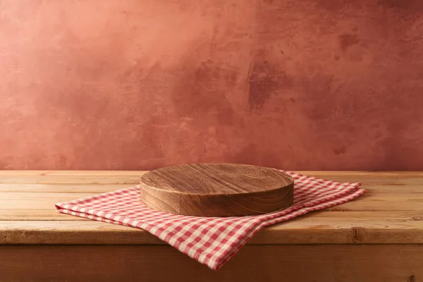 素朴な壁の背景にテーブルクロスと木製のテーブルの上に空の表彰台 デザインや製品表示のためのキッチンインテリアモックアップ — ストック写真