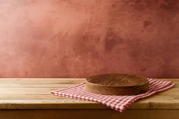Leeres Podium Auf Holztisch Mit Tischdecke Über Rustikalem Wandhintergrund Küchen — Stockfoto