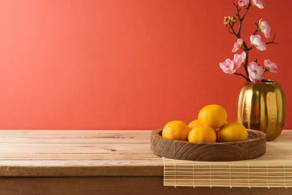 Kinesiska Nyår Firande Bakgrund Med Apelsin Frukt Bordet Och Blommor — Stockfoto