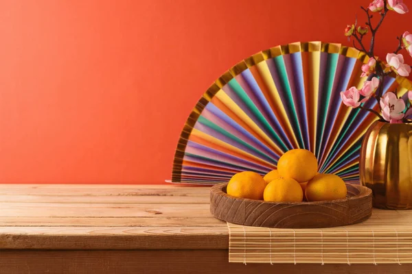 Kinesiska Nyår Firande Bakgrund Med Apelsin Frukt Och Dekorationer Träbord — Stockfoto