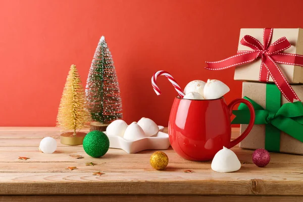 Noel Sıcak Çikolata Bardağı Marshmallow Noel Süslemeleri Ahşap Masada Kırmızı — Stok fotoğraf