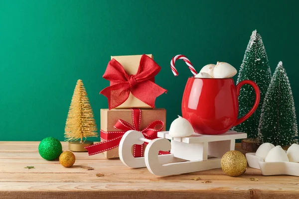 Kerst Warme Chocoladekop Met Marshmallow Kerstversieringen Houten Tafel Groene Achtergrond — Stockfoto
