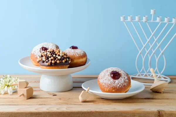 Παραδοσιακά Ντόνατς Για Γιορτή Διακοπών Hanukkah Ξύλινο Τραπέζι — Φωτογραφία Αρχείου