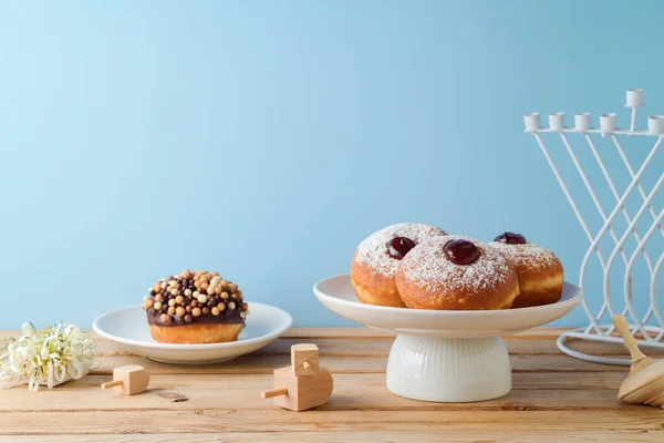 하누카 연휴를 기념하기 식탁에 도넛들 — 스톡 사진